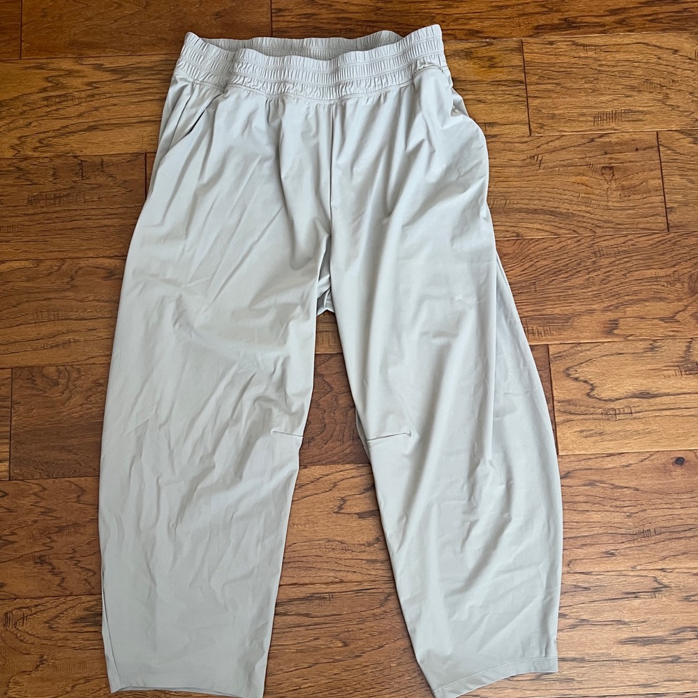 Old Navy Women's Light Beige Ankle Barrel Pants
